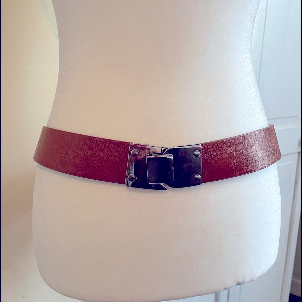 Betsy Johnson brown belt 37โ